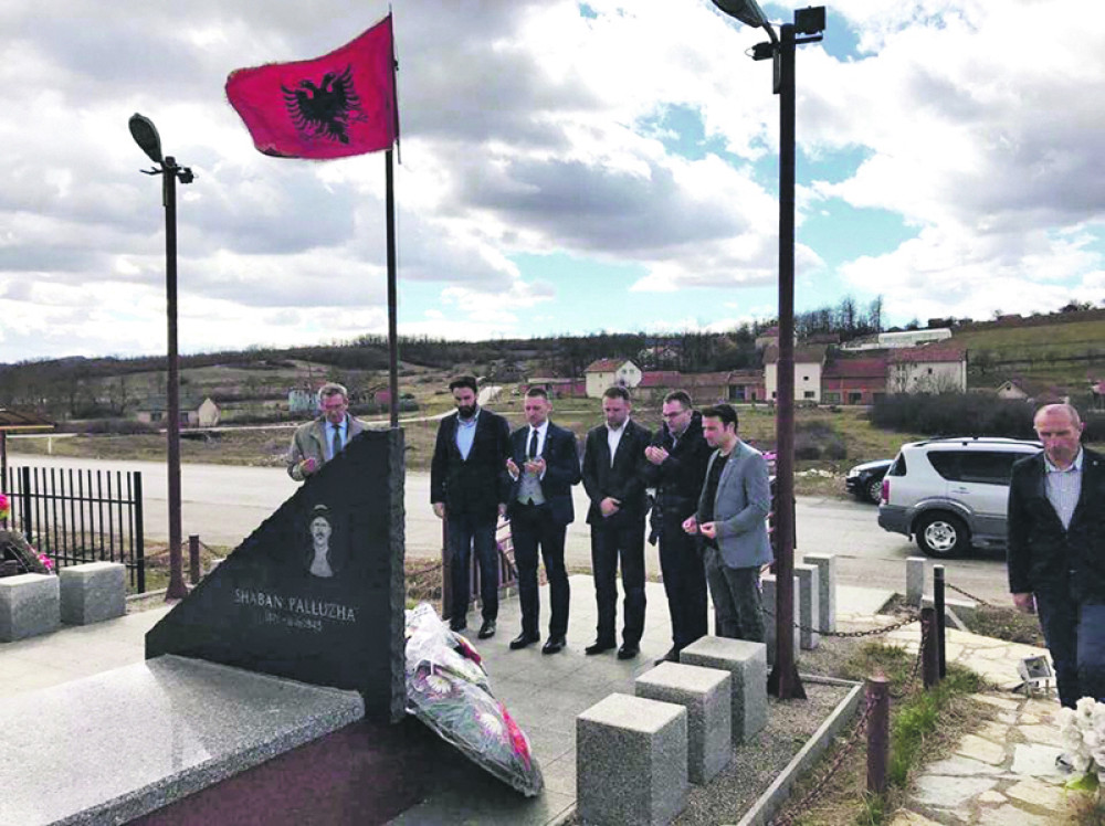 Suljin poslanik se molio na grobu Jašarija!