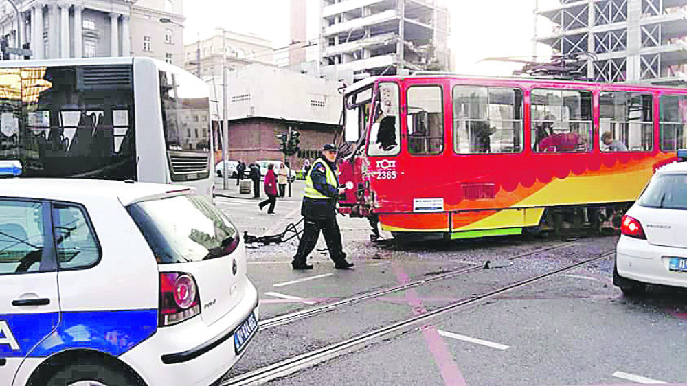 Kondukterka ispala iz autobusa