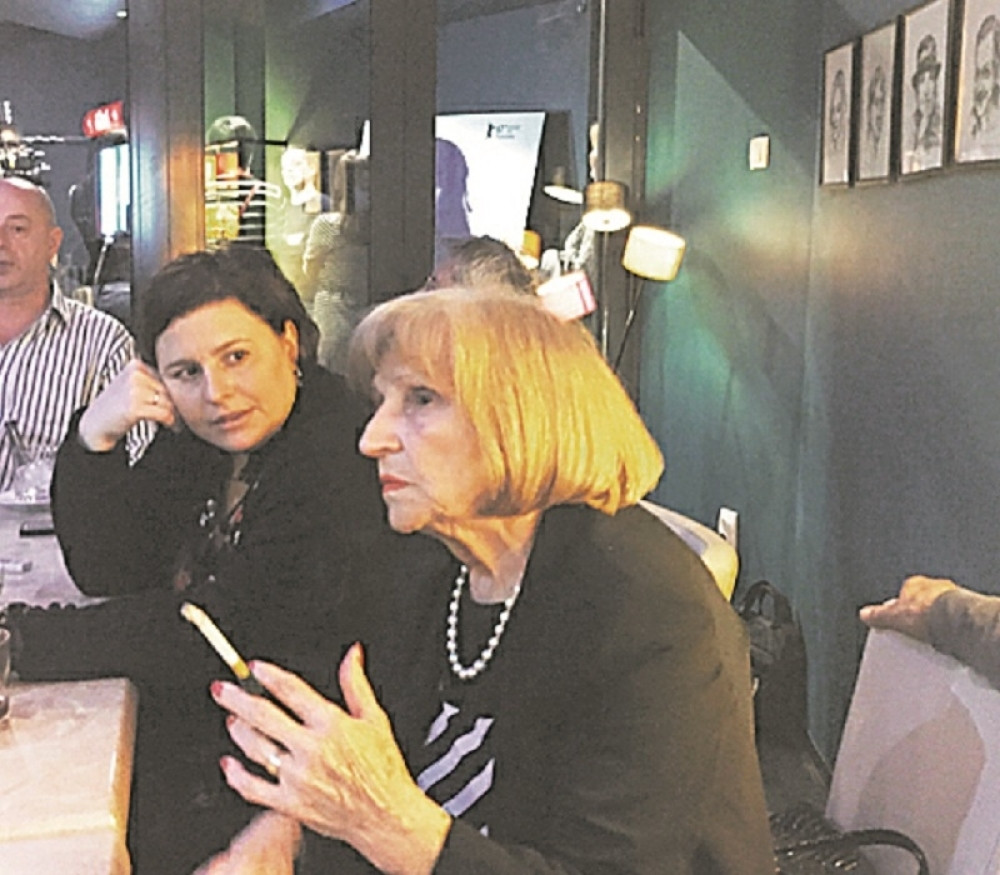 Mira uhvatila Miru kako puši