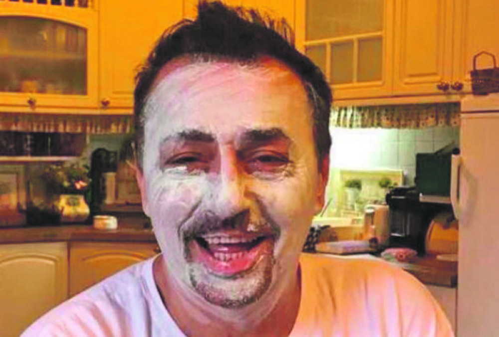 Keba ne može bez ogledala i kremica