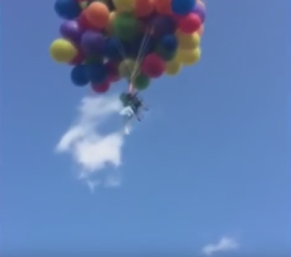 Naduvao 120 balona, pa preleteo stadion! (VIDEO)