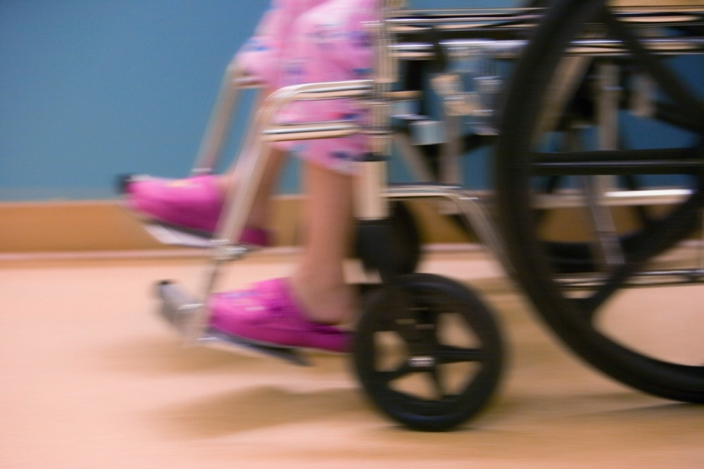 Vlasnik noćnog bara ranio svoju devojku, "go-go" igračicu!