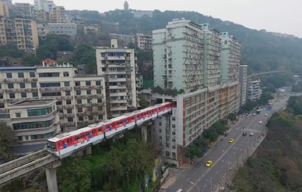 Voz prolazi kroz zgrade! (VIDEO)