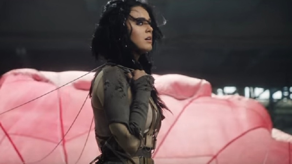 Pevačica popila svoju krv, pa povratila (FOTO)