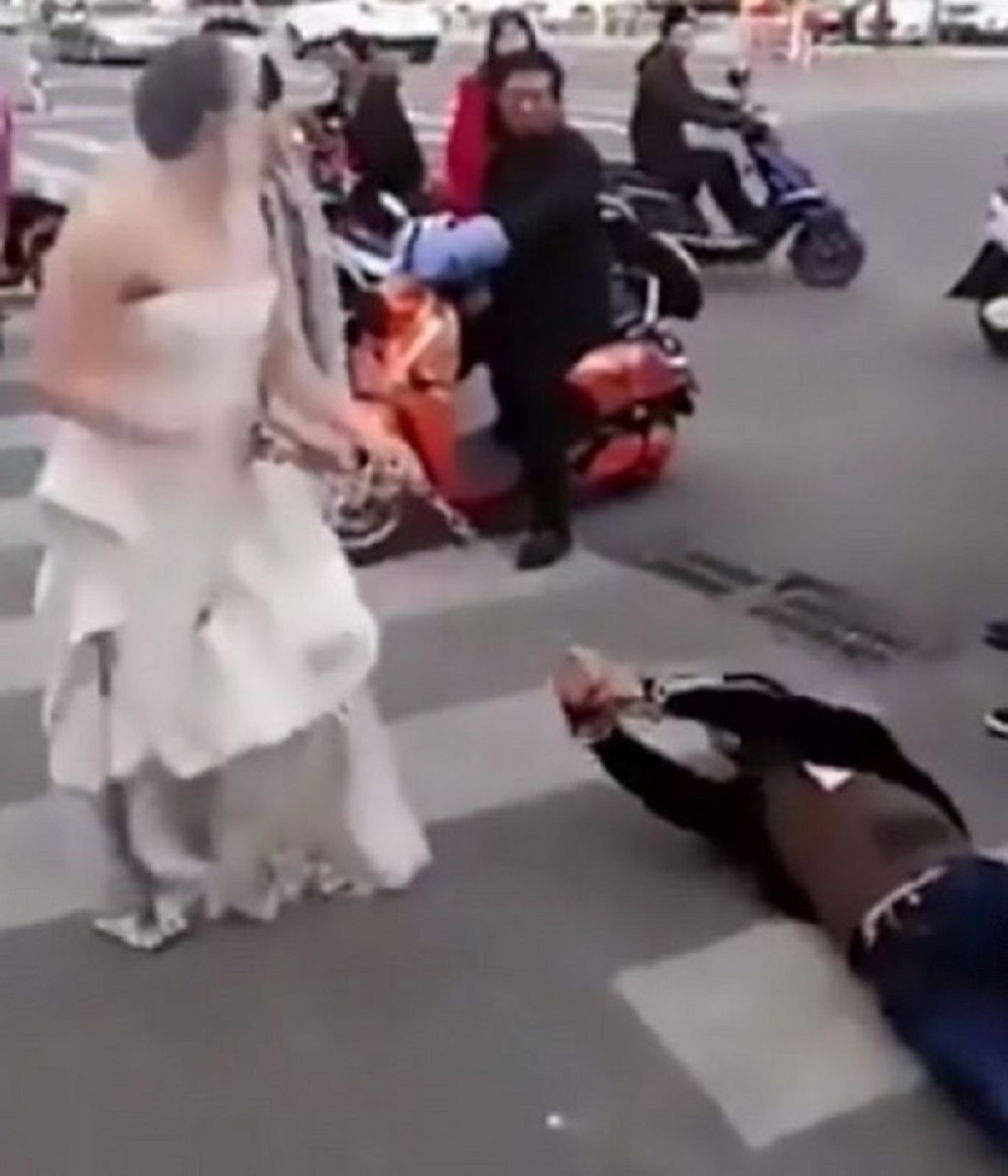 Mlada lancima vukla mladoženju do oltara! (VIDEO)