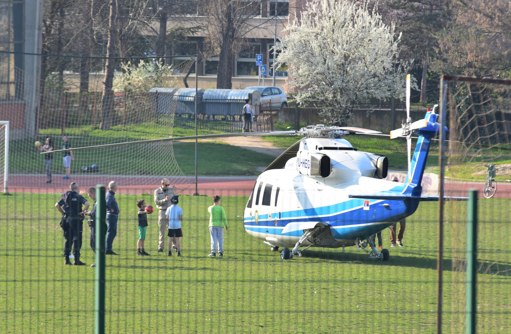 Helikopter aterirao na fudbalski teren (FOTO)