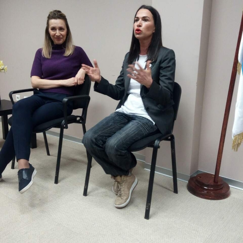 Vešala bi Vučića, a teši Natašu!