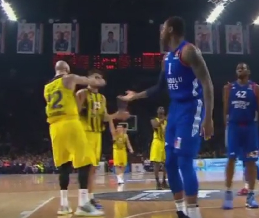 Antić umalo izbio zube Kaliniću (VIDEO)