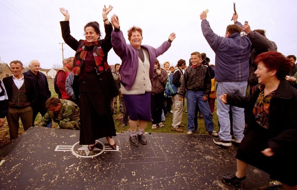 Nisu Amerikanci spasili život pilotu "nevidljivog": Evo ko ga je sačuvao od gnevnih meštana Buđanovaca!