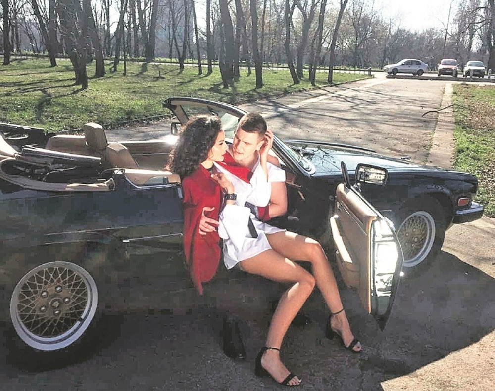 Vuk Kostić priveo manekenku u šumu