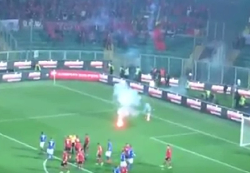 Albanci napali Italijane i prekinuli meč (VIDEO)