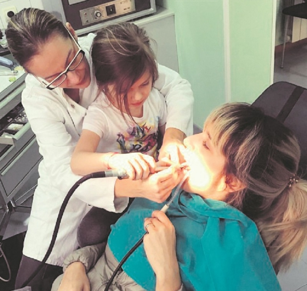 Jovani ćerka popravlja zub