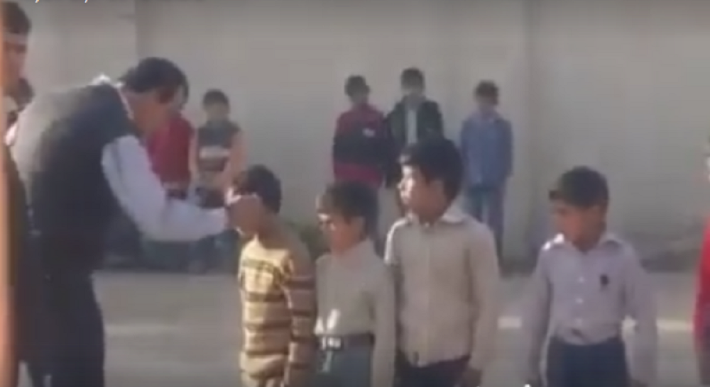 Učitelj brutalno prebio sve učenike u razredu! (VIDEO)