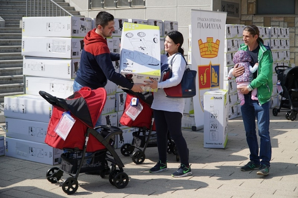 Palilula podelila 150 kolica za bebe!