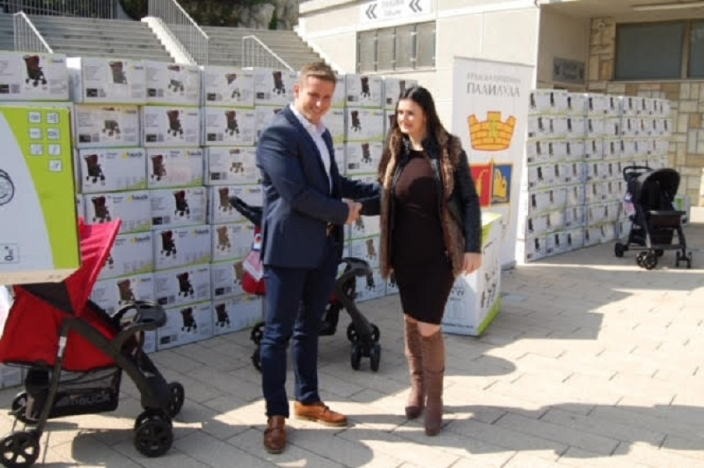 Jovičić podelio 150 kolica za bebe