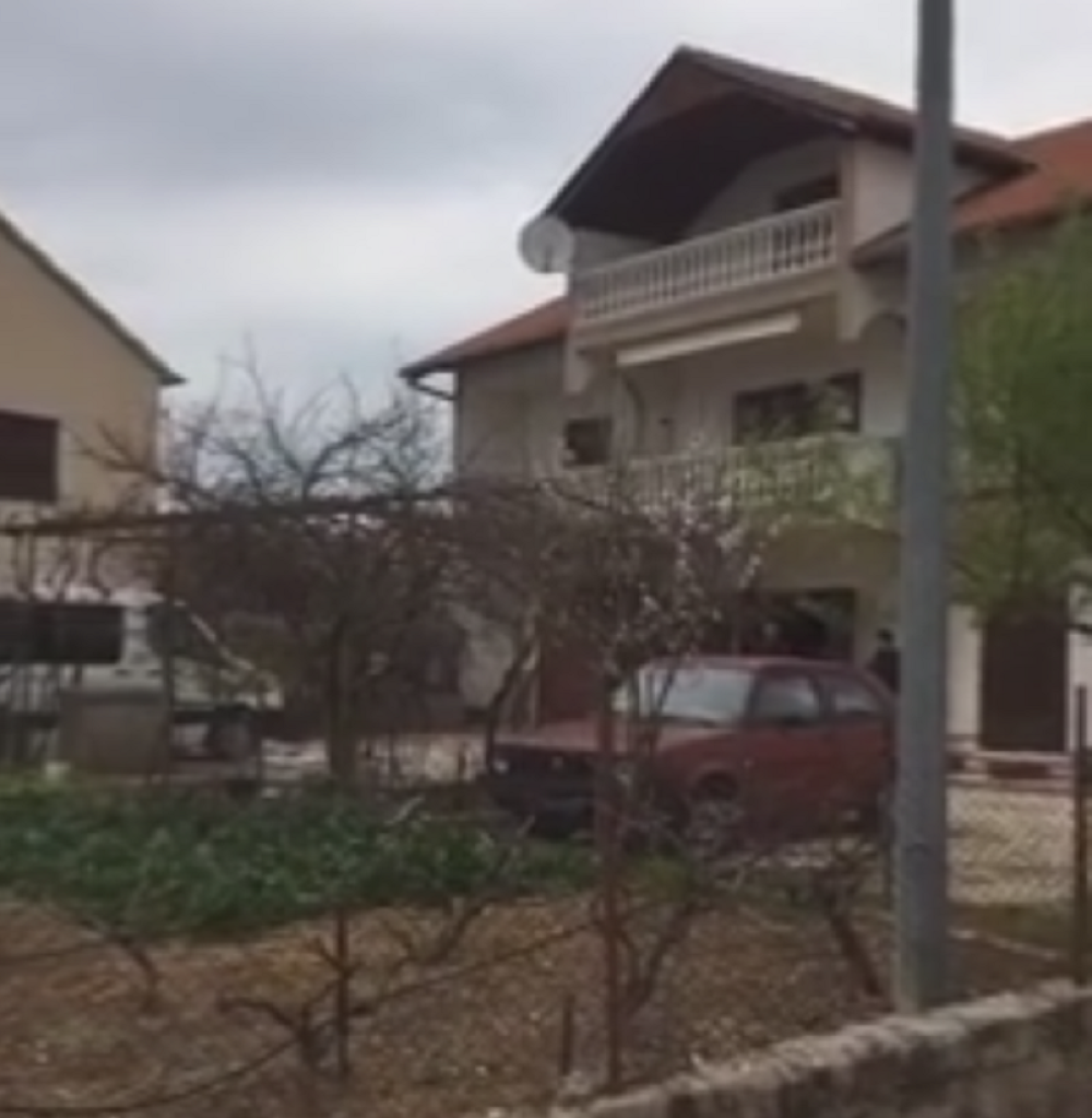 Ubio oca policajca i majku! (VIDEO)