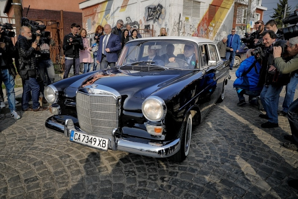 Bojko došao na glasanje u retro mercedesu!