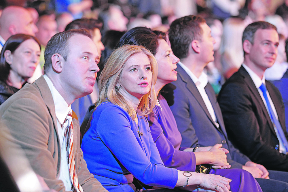 Dijana crvenu zamenila ljubičastom!