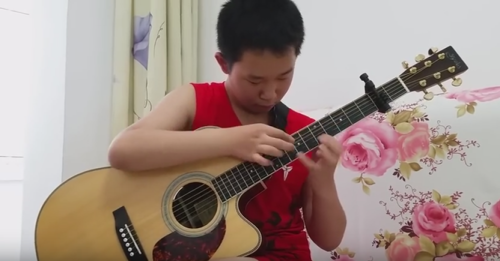 Mali Kinez razbio AC/DC na akustičnoj gitari! (VIDEO)