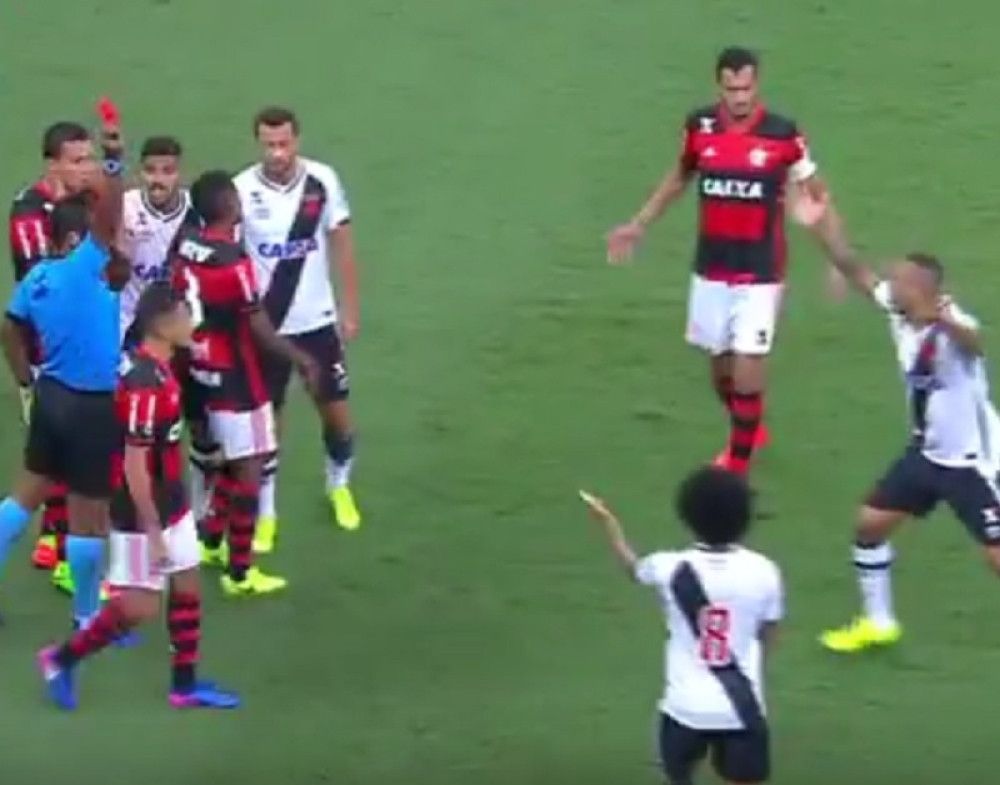 Dobio crveni zbog "faula" nad sudijom (VIDEO)