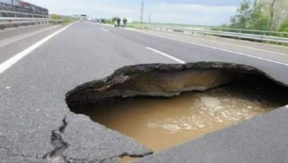 Autobus u centru Beograda PROPAO U RUPU, putnici u šoku!