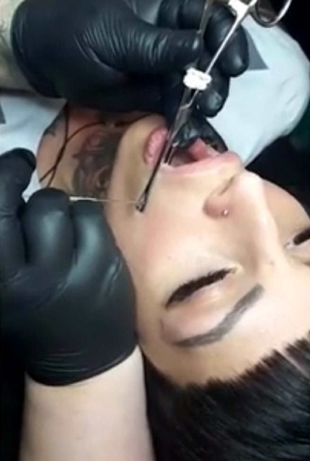 Jelena Krunić izbušila ceo jezik i usta, zdravlje joj ugroženo? Igračica ne može da priča! (FOTO)