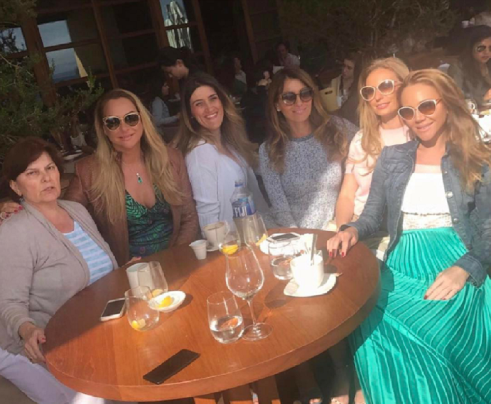 Jovana sa drugaricama luduje u Malibuu