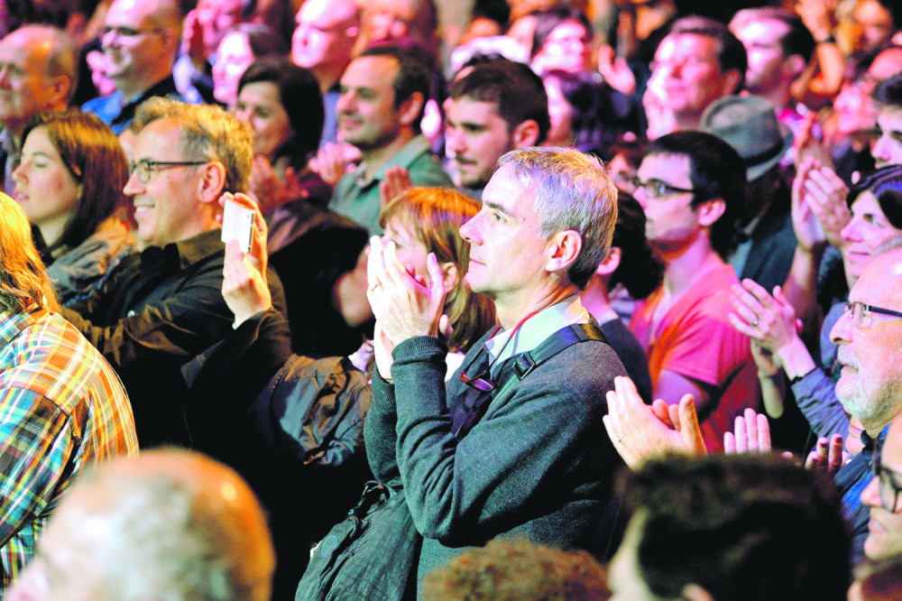 Srbi aplaudiraju Hrvatima za 1.000 dinara!