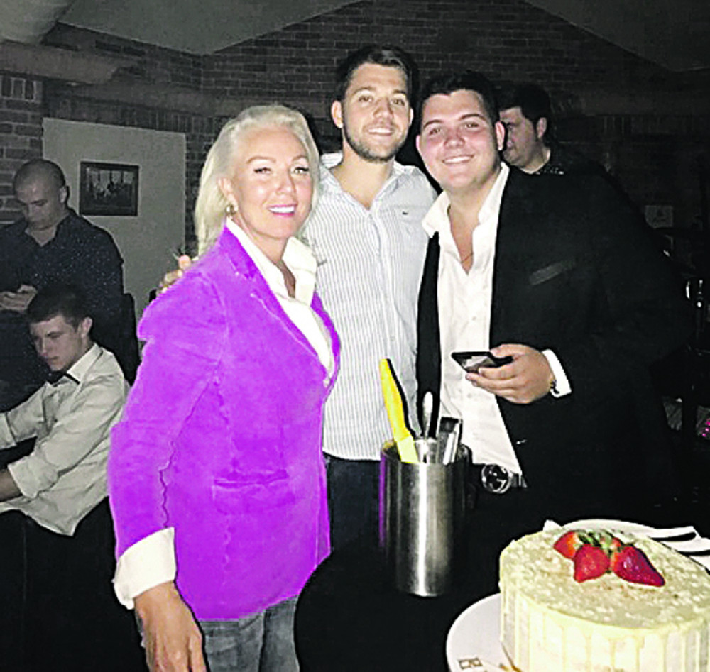 Danas je poseban dan u porodici Živojinović! Viktor podigao čašu, pa ovaj detalj svima promakao (FOTO)