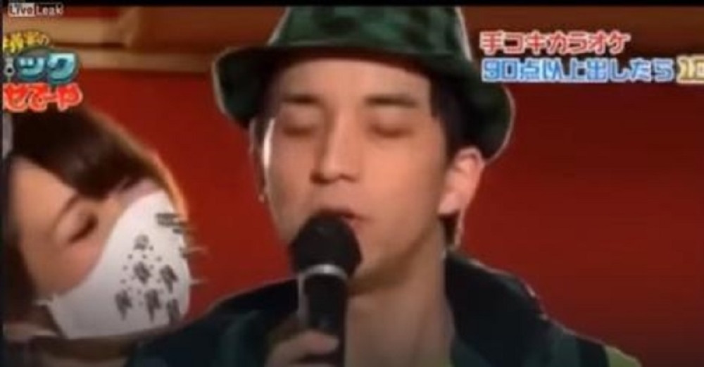 On peva, ona ga zadovoljava rukom!