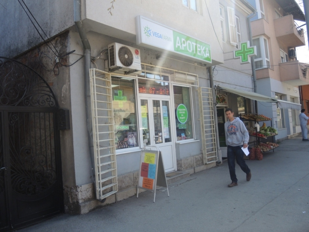 Baka pištoljem pljačkala apoteke i menjačnice!