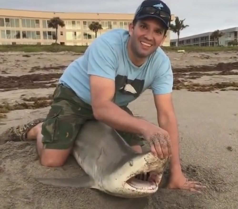 Trampov sin upecao ajkulu!