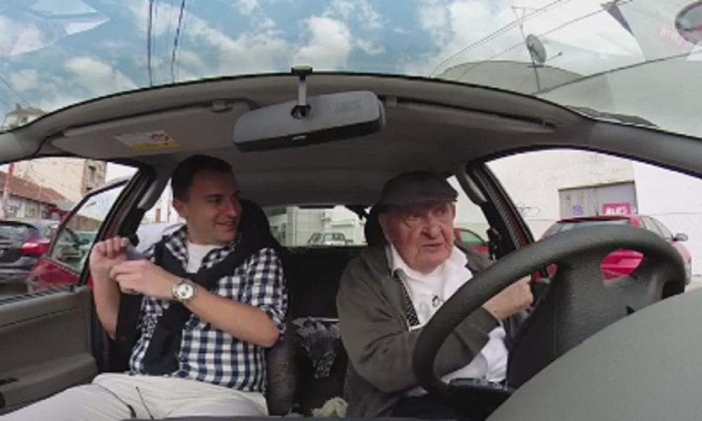 Glumac za volanom i u 91. godini
