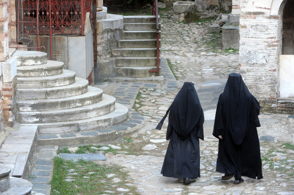 Pijani popovi pevali i tukli se u kafiću!?