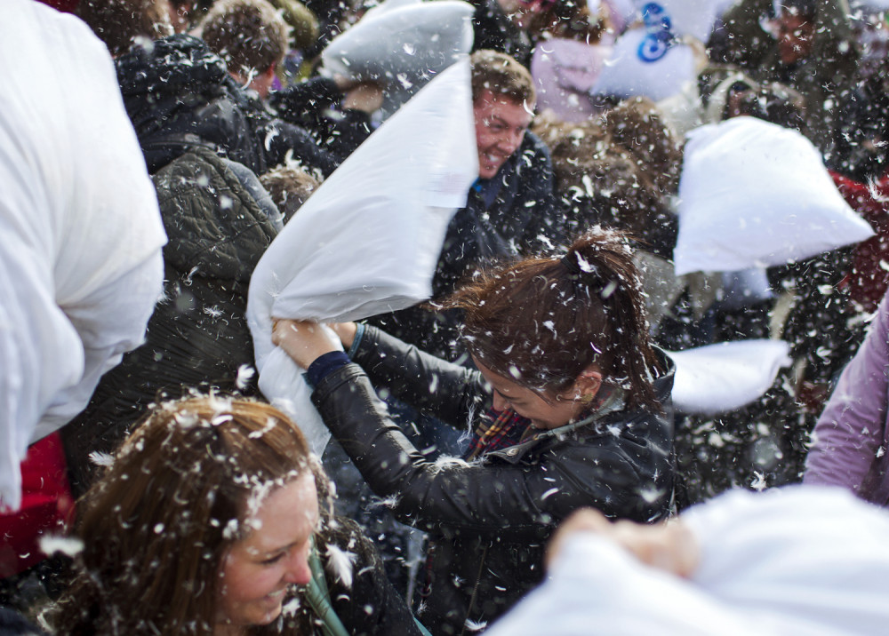 U Londonu letelo perje na sve strane! (FOTO GALERIJA)