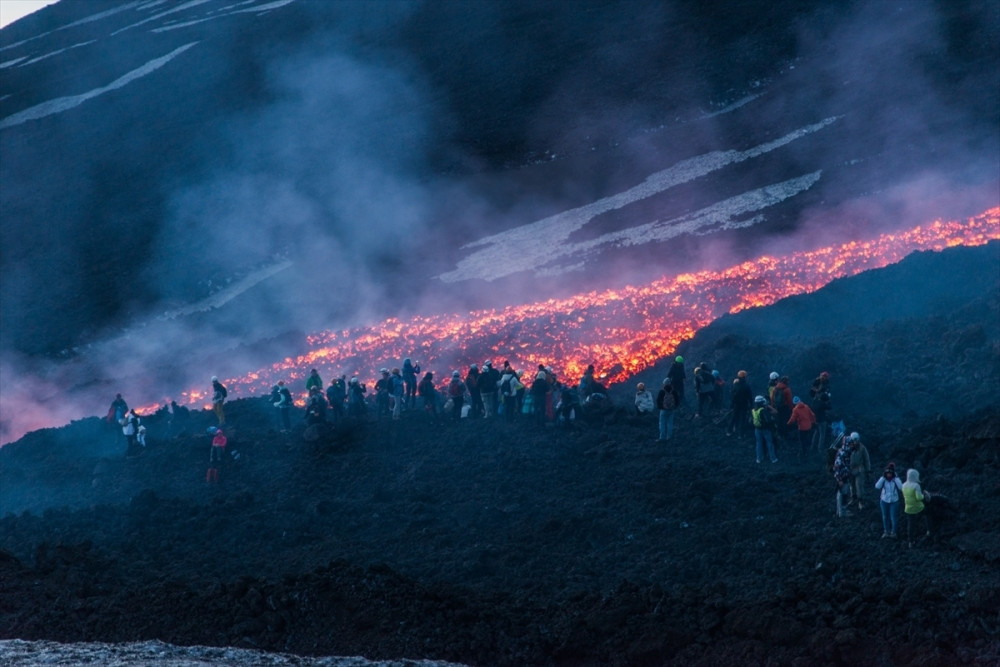 Vulkan Etna proradio u toku noći, izbacivao pepeo i lavu i do 100 metara u visinu