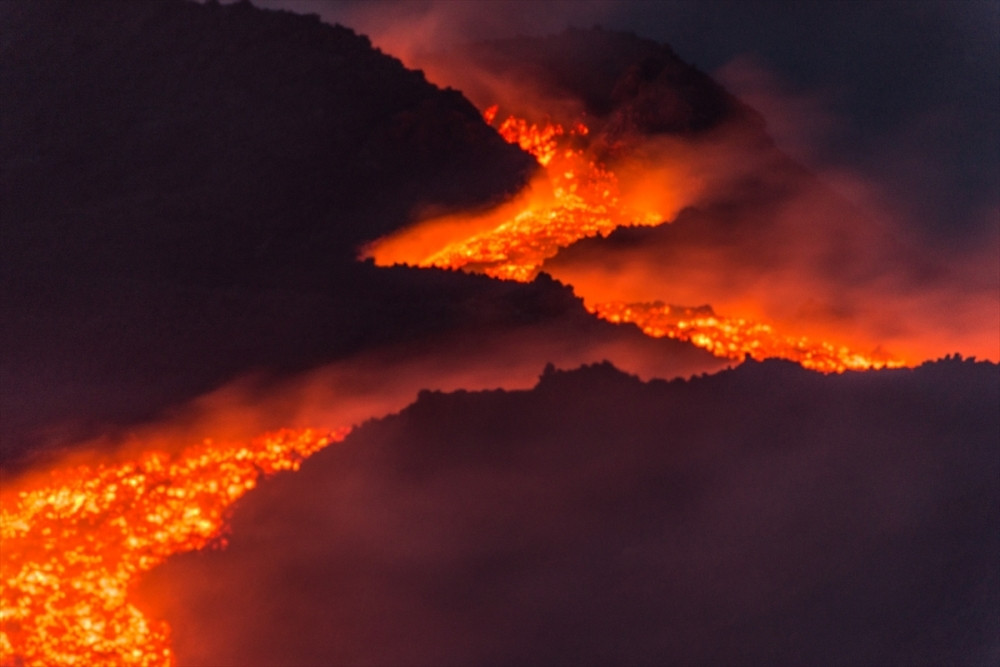 Etna izbacuje užarenu lavu (FOTO GALERIJA + VIDEO)