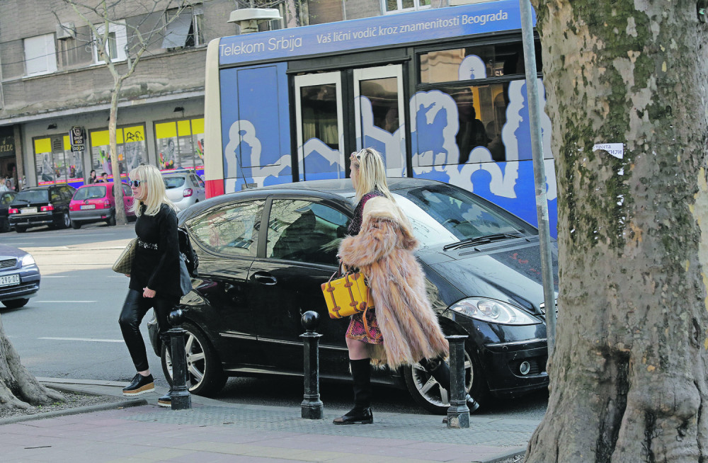 PAPARAZZO~Vesna i Jelena parkiraju gde stignu