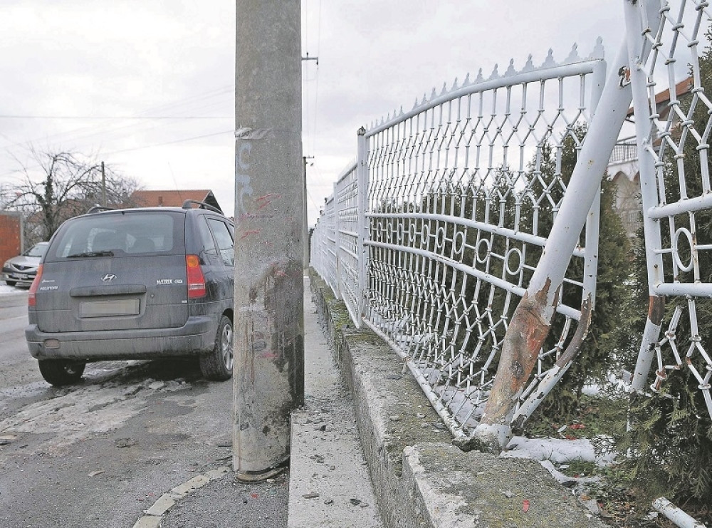 Autom naleteo na bebu i njenu majku!