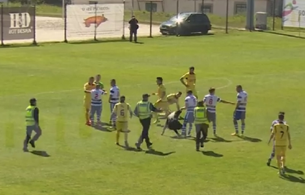 Nokautirao sudiju, pa ga policija ispendrečila na terenu (VIDEO)