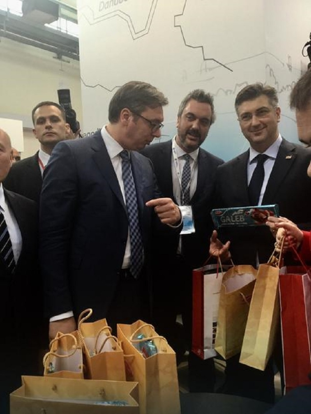 Srpska čokolada za hrvatskog premijera! (FOTO)