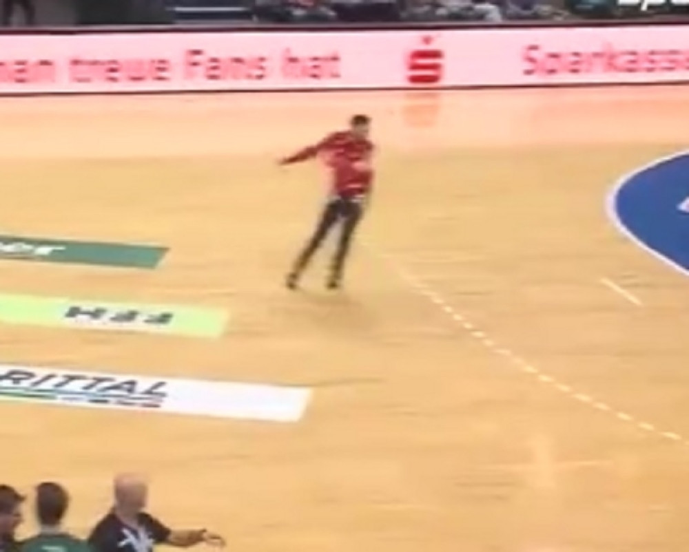 Ovo je najsmešniji autogol ikada! (VIDEO)