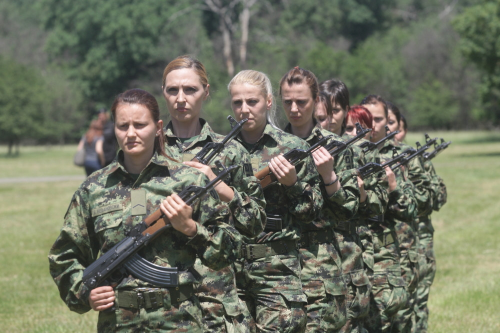One su PONOS I SNAGA Srbije! Lepotice, spremne da razbiju neprijatelja Otadžbine! Pogledajte kako izgledaju Srpkinje u uniformama (FOTO)