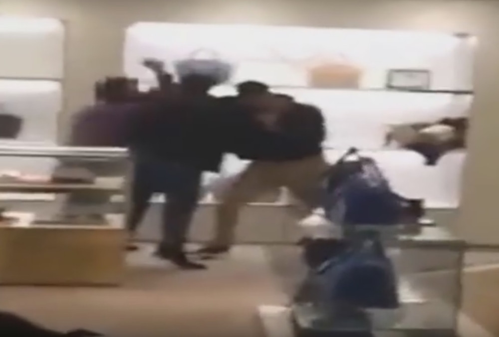 Tipovi se pobili zbog ženskih tašnica! (VIDEO)