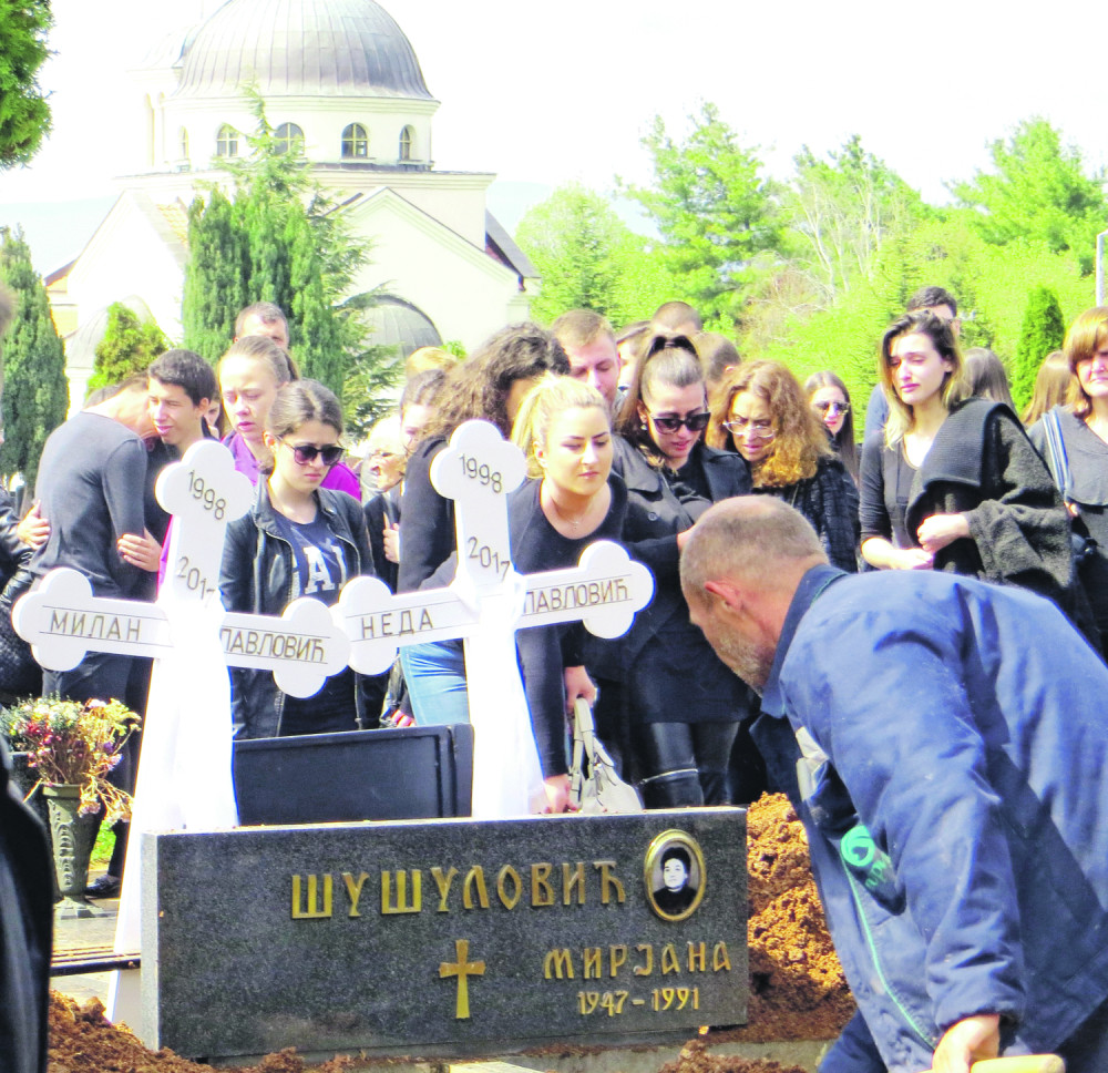 Nastradali blizanci sahranjeni pored bake