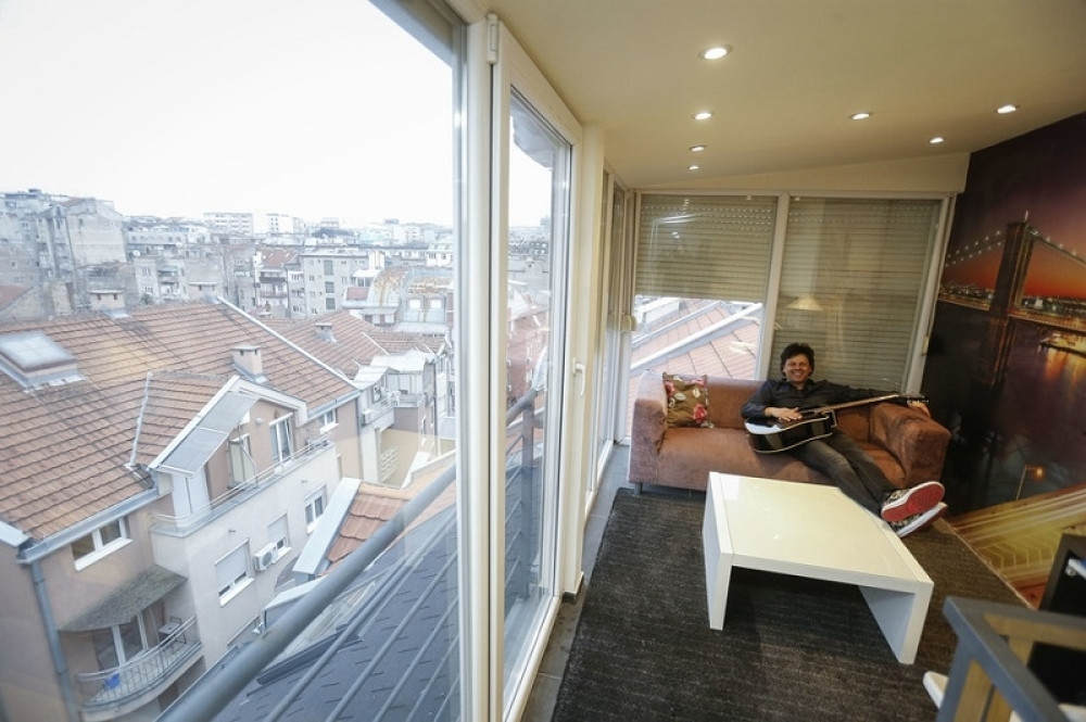 Zavirite u neobičan dom legendarnog muzičara (VIDEO)