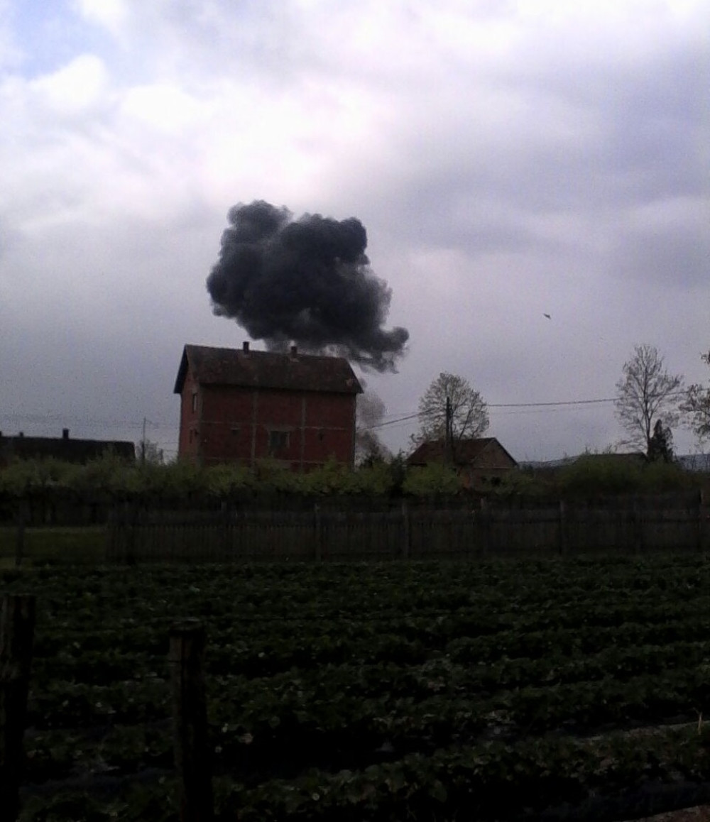 Gorele njive i plastenici, avion leteo na leđima (VIDEO)