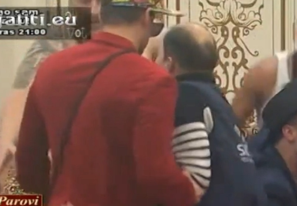 David nasrnuo na Milija (VIDEO)