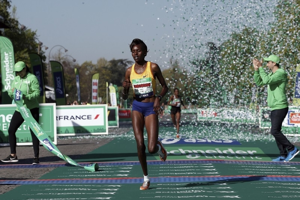 Muž i žena pobedili na maratonu u Parizu!