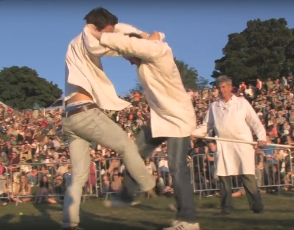 Takmičenju u udaranju u cevanice otkazano zbog bezbednosti! (VIDEO)